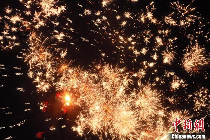 灼热的铁水在空中迸散。在空中形成“铁花火雨”的景象，似天女散花，似群星漫天，如梦如幻，美不胜收。侯奇志 摄

　　