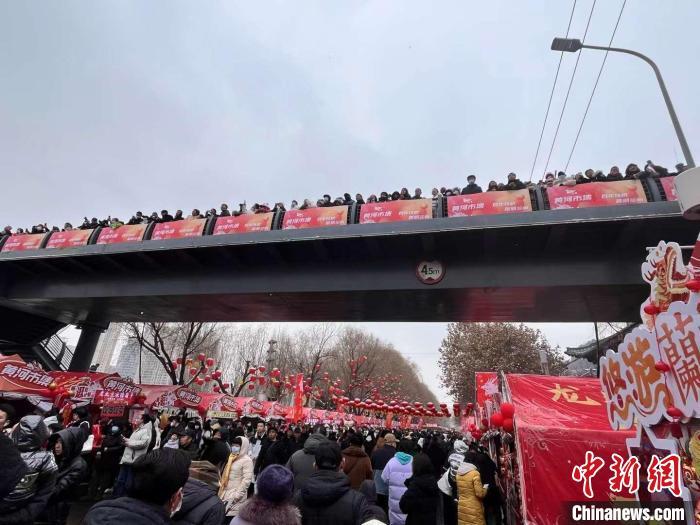 2024年春节期间，民众在“黄河市集”逛集。王牧雨 摄