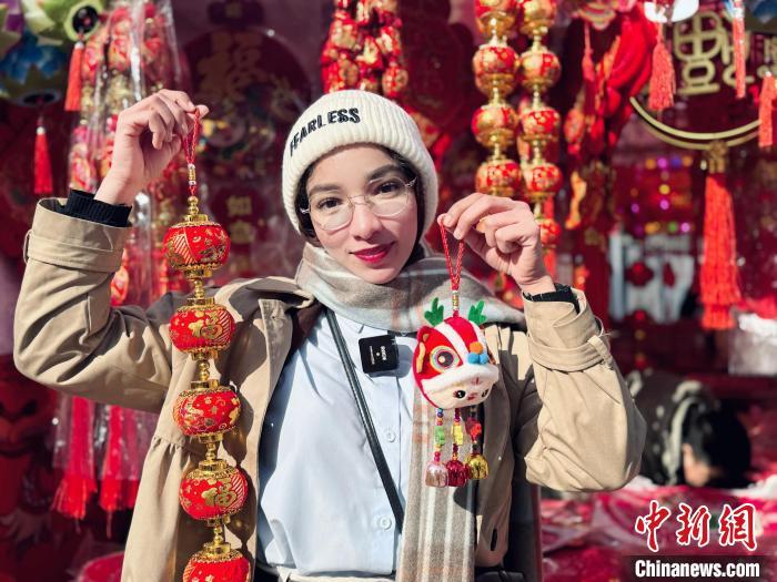 2024年春节期间，来自苏丹的留学生颜青在兰州“黄河市集”感受中国新年。受访者供图