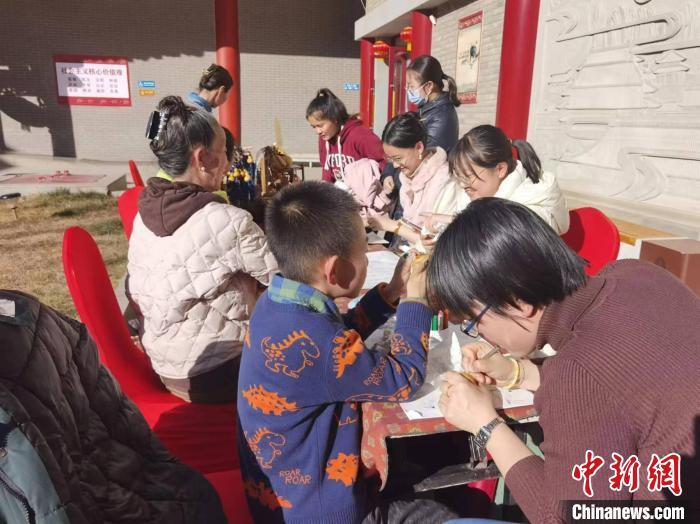 2024年2月16日，游客在兰州市博物馆体验“刻葫芦”。王牧雨 摄