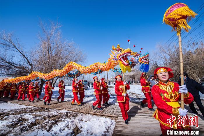 2月24日，敦煌月牙泉小镇上演社火巡演。王斌银 摄