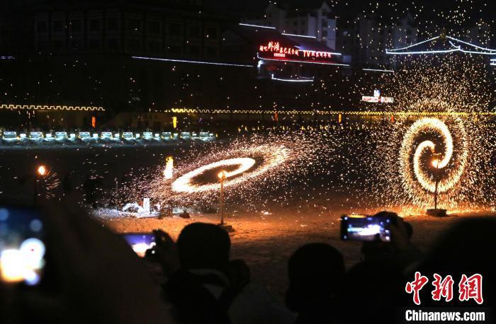 2月21日晚，敦煌市在党河风情线举行“打铁花”民俗展演活动。张晓亮 摄