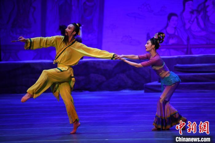 图为《丝路花雨》在甘肃兰州黄河剧院演出剧照。李亚龙 摄