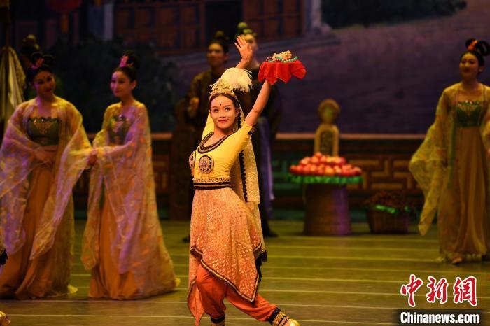 图为《丝路花雨》在甘肃兰州黄河剧院演出剧照。李亚龙 摄