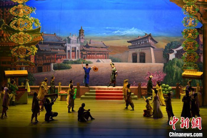 图为《丝路花雨》在甘肃兰州黄河剧院演出剧照。李亚龙 摄