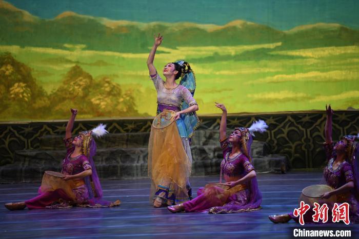 图为《丝路花雨》在甘肃兰州黄河剧院演出剧照。李亚龙 摄