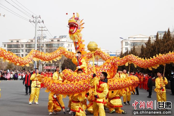 武威凉州社火展演长龙舞动齐欢腾。王润 摄 武威凉州社火展演长龙舞动齐欢腾。王润 摄
