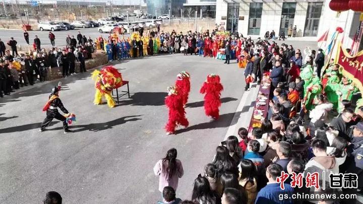 图为兰州新区社火表演。 图为兰州新区社火表演。
