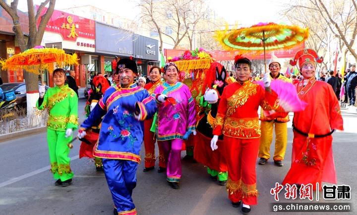 武威民勤县社火展演精彩纷呈,演员们精神抖擞为观众献艺。马爱彬 摄 武威民勤县社火展演精彩纷呈,演员们精神抖擞为观众献艺。马爱彬 摄