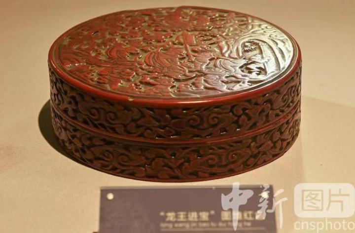 2月27日，“龙王进宝”图堆红盒在甘肃省博物馆展陈。