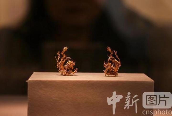 2月27日，游客在甘肃省博物馆参观累丝金龙。