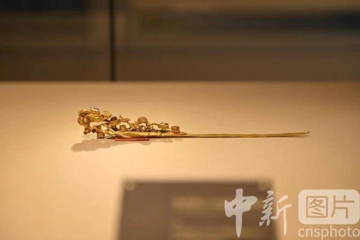 2月27日，嵌宝石二龙戏珠金簪在甘肃省博物馆展陈。