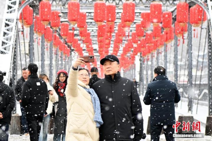 图为市民在兰州标志性建筑中山桥上合影留念。九美旦增 摄

