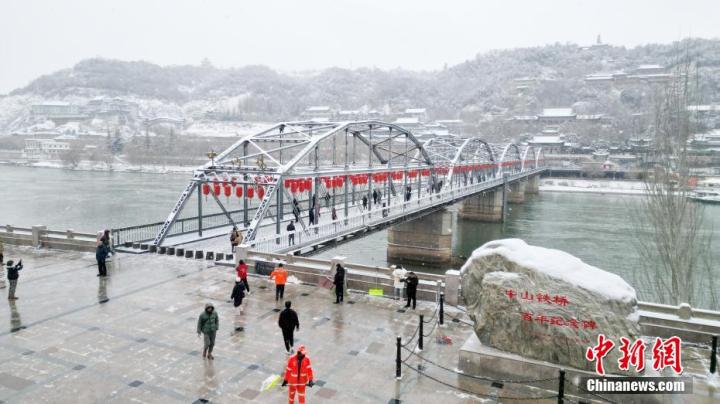 图为兰州标志性建筑“百年中山铁桥”雪景。(无人机照片)九美旦增 摄