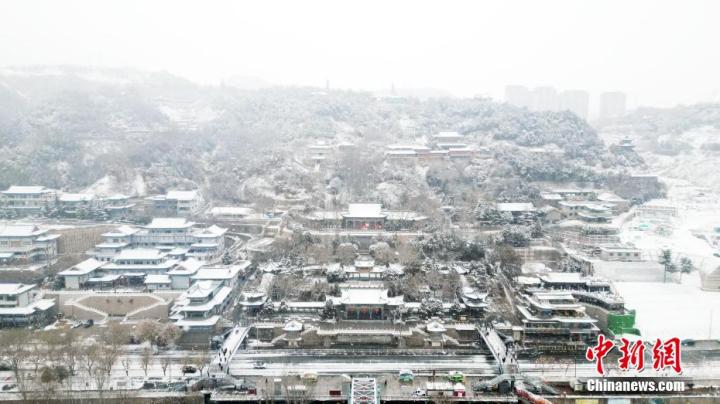 图为兰州白塔山公园雪景。(无人机照片)九美旦增 摄
