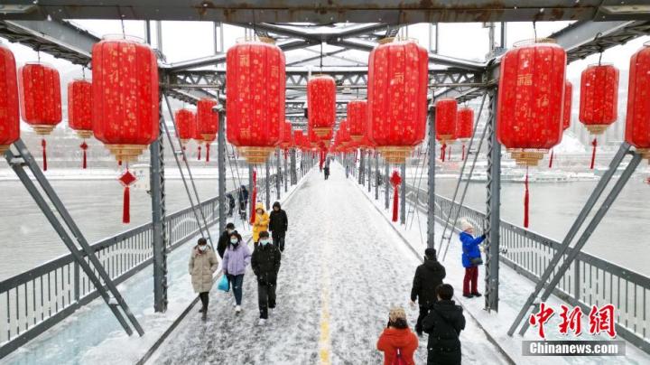 图为市民雪中出行。(无人机照片)九美旦增 摄