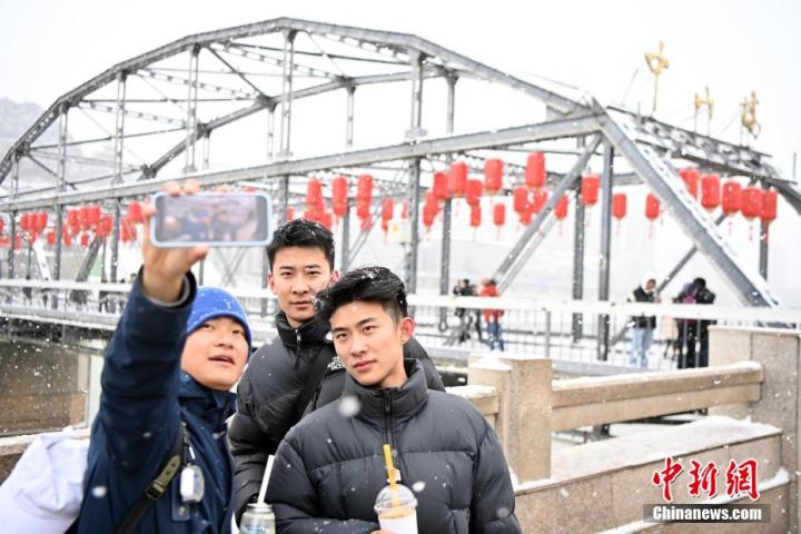 图为市民在兰州中山铁桥边合影留念。九美旦增 摄