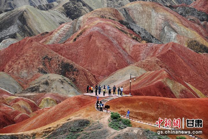 图为甘肃省张掖市“丝路景点”七彩丹霞雨后色彩斑斓。(资料图)杨艳敏 摄 图为甘肃省张掖市“丝路景点”七彩丹霞雨后色彩斑斓。(资料图)杨艳敏 摄
