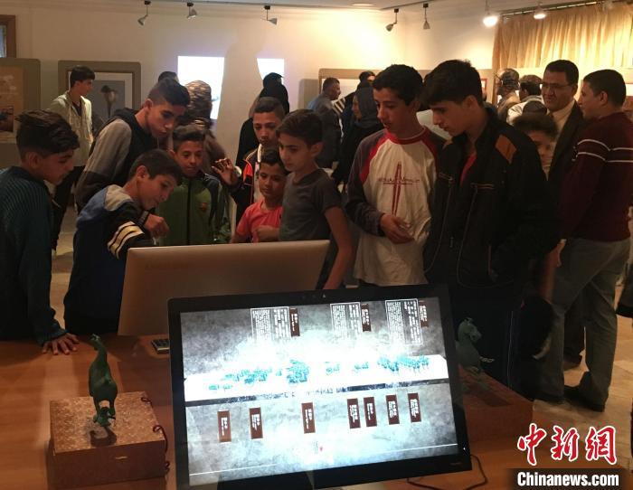 图为甘肃省博物馆“丝绸之路文明”数字化展览赴约旦展出，吸引大批游客参观。(资料图，甘肃省博物馆供图)