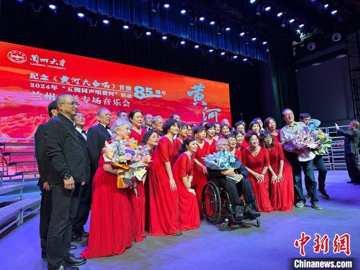 4月15日晚，演出结束后台北黄河合唱团团员合影留念。王牧雨 摄