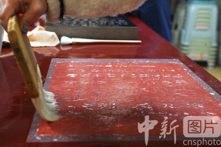 4月26日，甘肃兰州，在甘肃省博物馆文物保护修复中心内，工作人员对肃府本《淳化阁帖》仿刻石进行拓片制作。中新社记者 李亚龙 摄