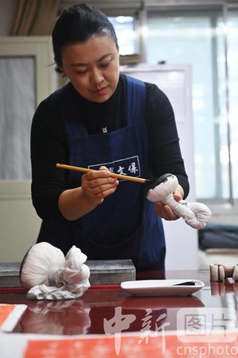 4月26日，甘肃兰州，在甘肃省博物馆文物保护修复中心内，工作人员对肃府本《淳化阁帖》仿刻石进行拓片制作。 中新社记者 李亚龙 摄