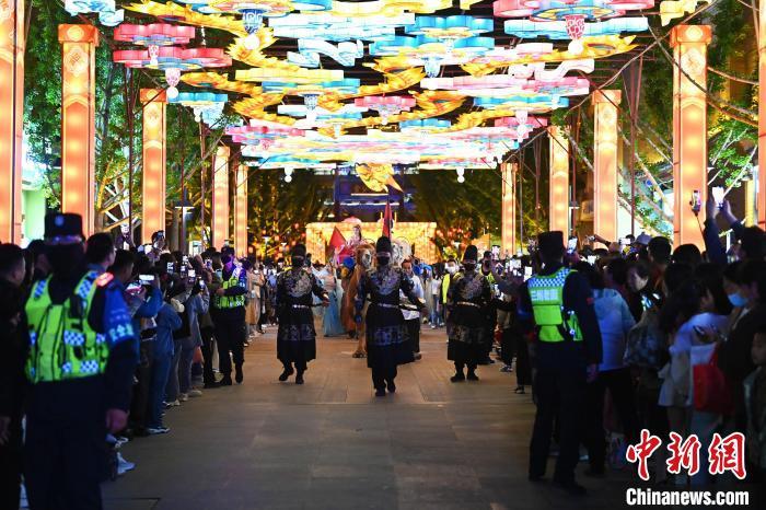 图为大型情景巡游《楼兰之旅》　李亚龙　摄