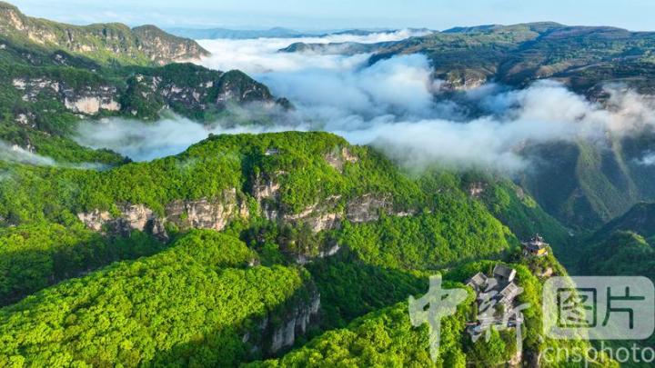 2024年5月4日，位于甘肃省平凉市崆峒区的国家5A级风景区崆峒山出现云海景观，吸引了游客打卡观赏。
中新社发 黄蔚林 摄