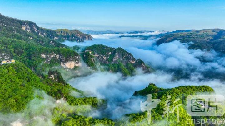 2024年5月4日，位于甘肃省平凉市崆峒区的国家5A级风景区崆峒山出现云海景观，吸引了游客打卡观赏。
中新社发 黄蔚林 摄
