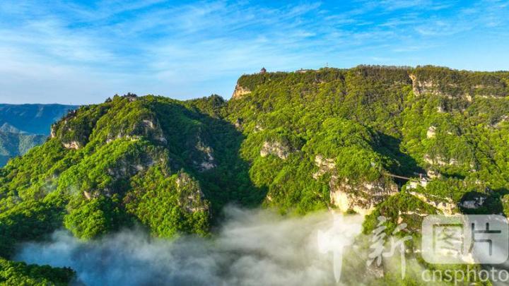 2024年5月4日，位于甘肃省平凉市崆峒区的国家5A级风景区崆峒山出现云海景观，吸引了游客打卡观赏。
中新社发 黄蔚林 摄