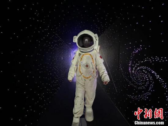 5月14日，体验者在“火星1号基地”火星模拟生存体验中心内体验穿越星空隧道。戴文昌 摄