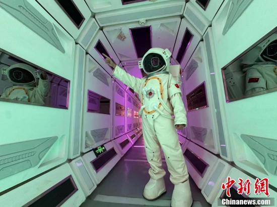 5月14日，体验者在“火星1号基地”火星模拟生存体验中心内进行模拟体验。戴文昌 摄