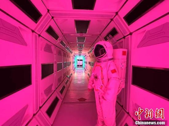 5月14日，在“火星1号基地”的火星模拟生存体验中心内，体验者在舱体内模拟体验。戴文昌 摄