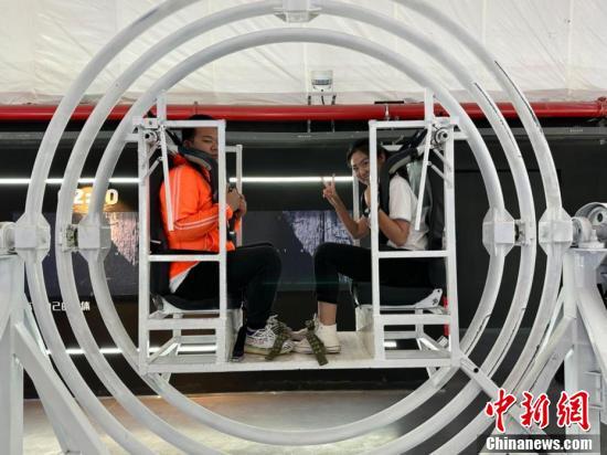 5月14日，体验者在“火星1号基地”火星模拟生存体验中心内进行训练体验。戴文昌 摄