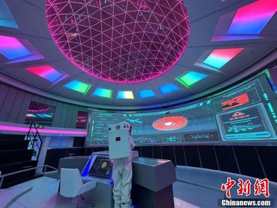 5月14日，体验者在“火星1号基地”火星模拟生存体验中心内体验总控舱操作。戴文昌 摄