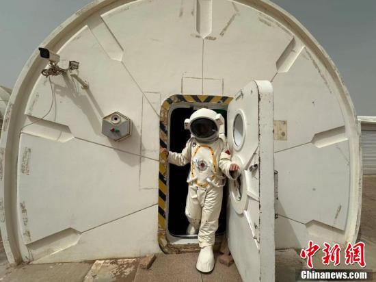 5月14日，体验者在“火星1号基地”进行出舱模拟体验。戴文昌 摄