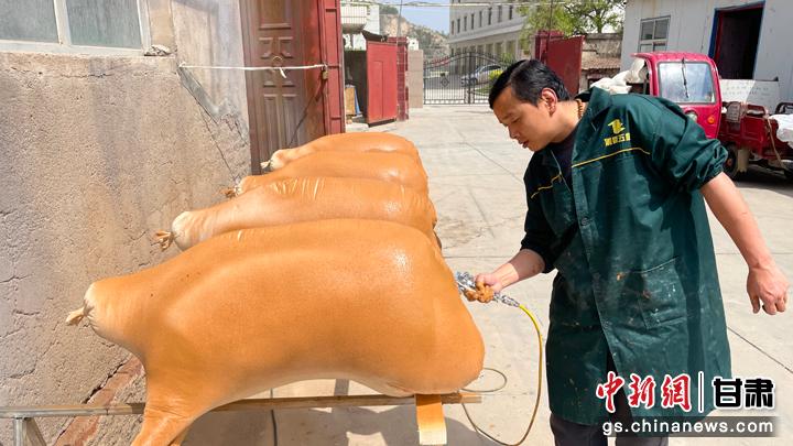 按照1:1等比例制作的羊皮筏子将首次搬上陇剧舞台。甘肃省陇剧院供图