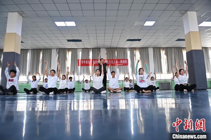 6月6日，在甘肃敦煌青年夜校课程中，青年学员学习敦煌舞课程。李亚龙 摄

　　