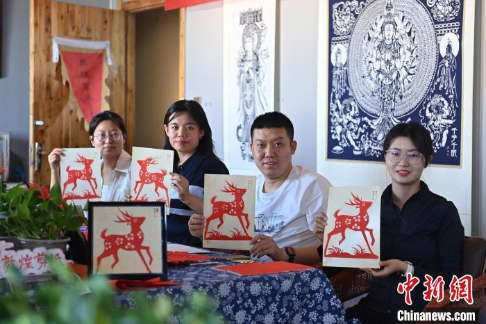 6月6日，在甘肃敦煌青年夜校课程中，青年学员展示学习敦煌非遗剪纸的成果。李亚龙 摄

　　
