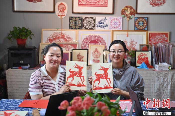 6月6日，在甘肃敦煌青年夜校课程中，青年学员展示学习敦煌非遗剪纸的成果。李亚龙 摄

　　