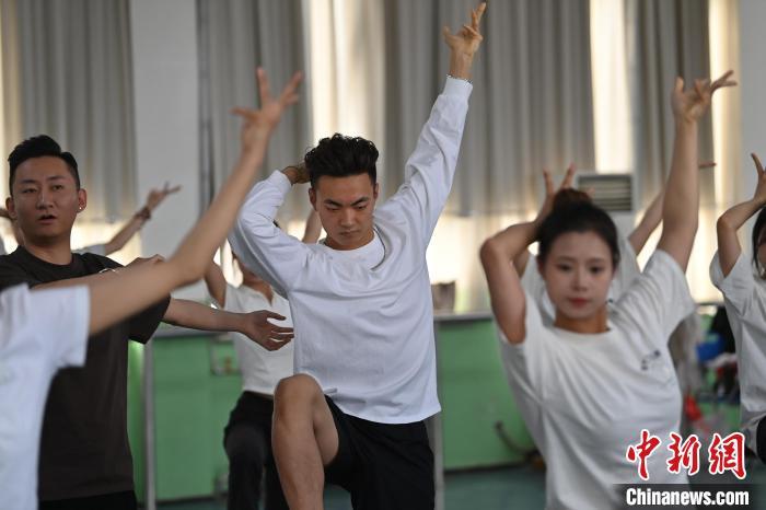 6月6日，在甘肃敦煌青年夜校课程中，青年学员学习敦煌舞课程。李亚龙 摄

　　