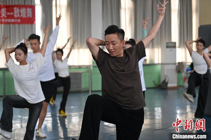 6月6日，在甘肃敦煌青年夜校课程中，青年学员学习敦煌舞课程。李亚龙 摄

　　