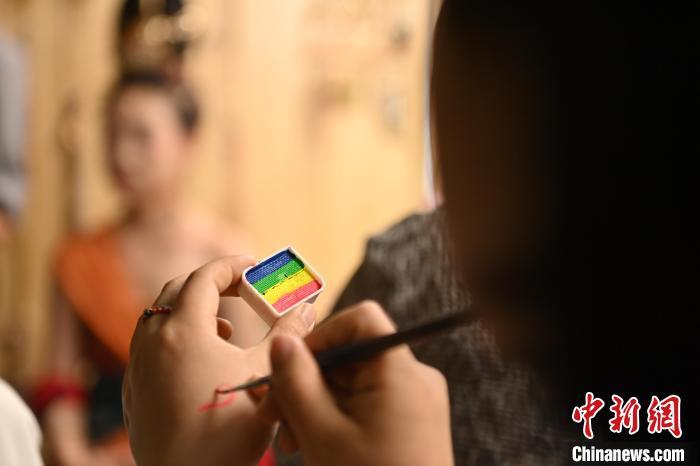 6月6日，在甘肃敦煌青年夜校课程中，青年学员学习敦煌美妆课程。李亚龙 摄

　　