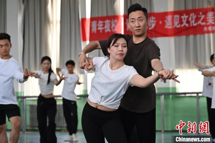 6月6日，在甘肃敦煌青年夜校课程中，学员学习敦煌舞课程。李亚龙 摄

　　