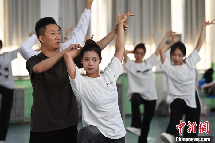 6月6日，在甘肃敦煌青年夜校课程中，青年学员学习敦煌舞课程。李亚龙 摄

　　