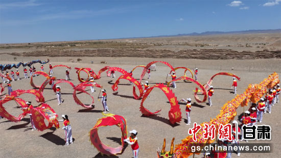 图为今年端午假期，敦煌玉门关遗址景区上演“双龙抢珠”“翻江倒海”等多种舞龙阵式，传递着吉祥寓意、幸福安康。玉门关遗址景区供图
