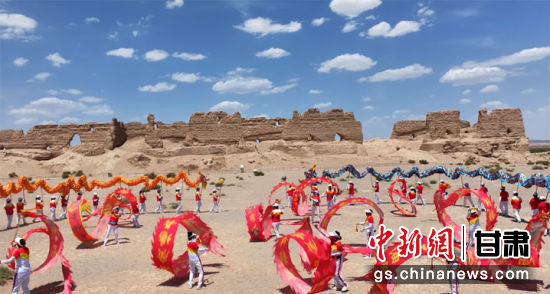 图为今年端午假期，敦煌玉门关遗址景区上演“双龙抢珠”“翻江倒海”等多种舞龙阵式，传递着吉祥寓意、幸福安康。玉门关遗址景区供图
