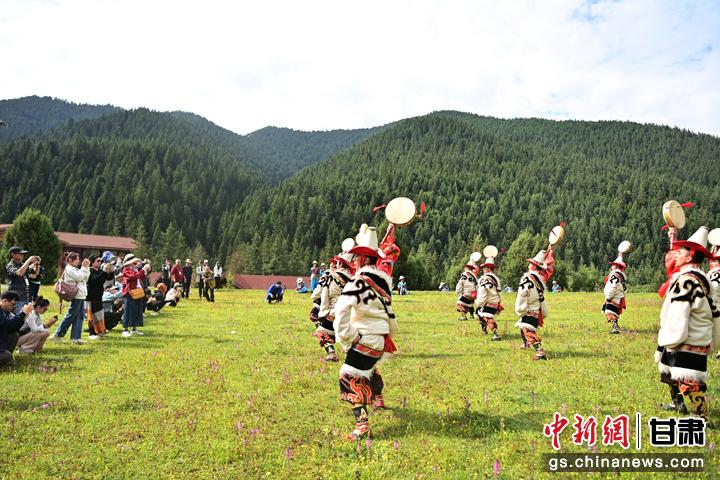 图为华媒代表拍摄巴郎鼓舞表演。九美旦增 摄