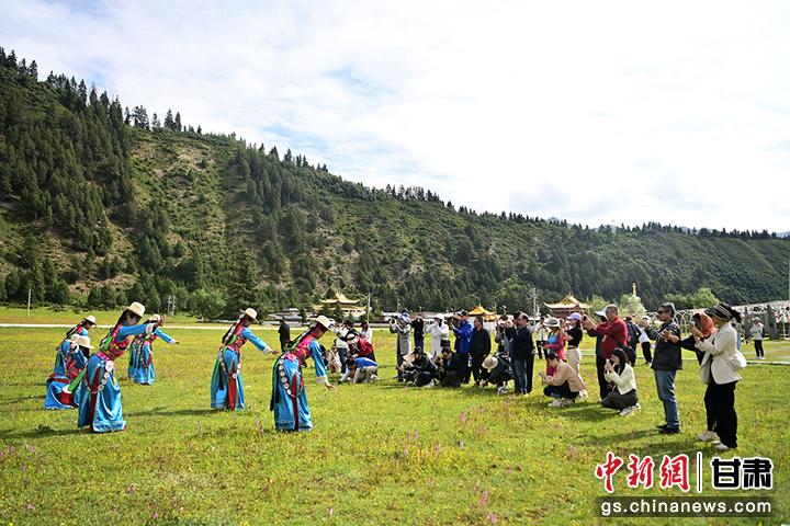 图为华媒代表拍摄三格毛民族服饰表演。九美旦增 摄
