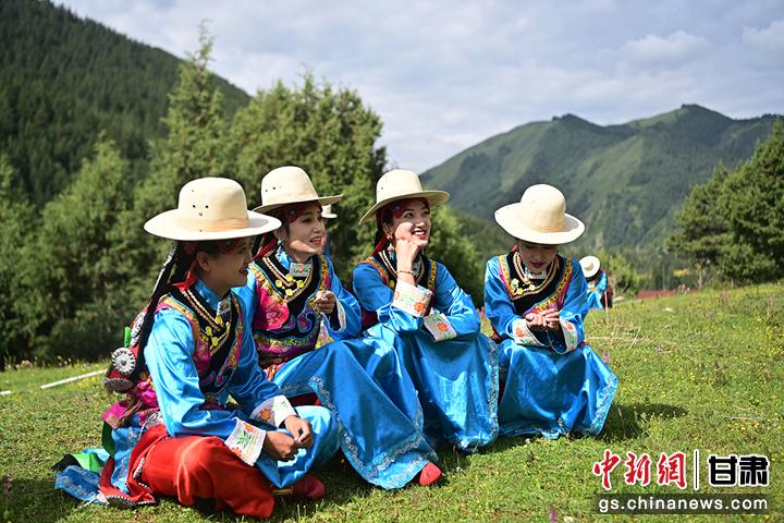 图为身穿三格毛民族服饰的藏族姑娘。九美旦增 摄